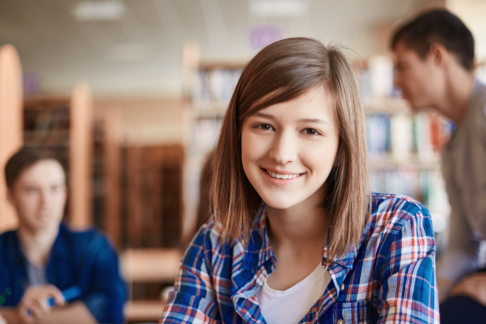 Beautiful girl student. Подростки в школе. Старшеклассники в школе. Школьники старшеклассники. Ученик подросток.